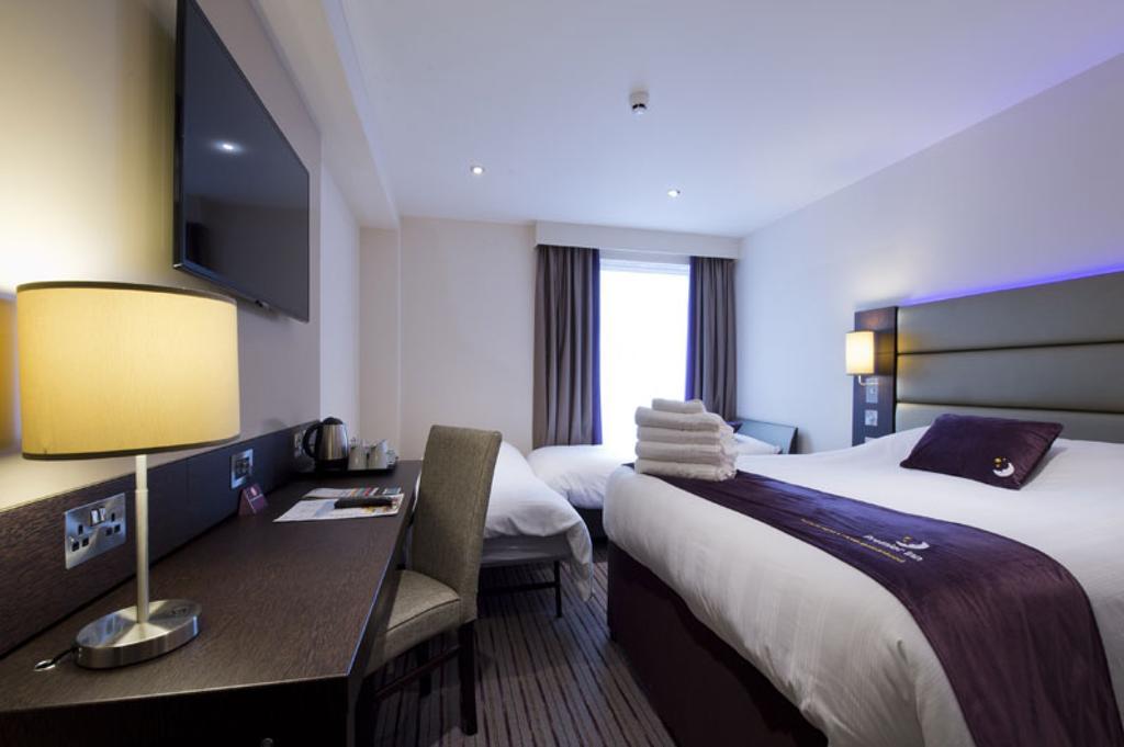 Premier Inn Uttoxeter Exteriör bild