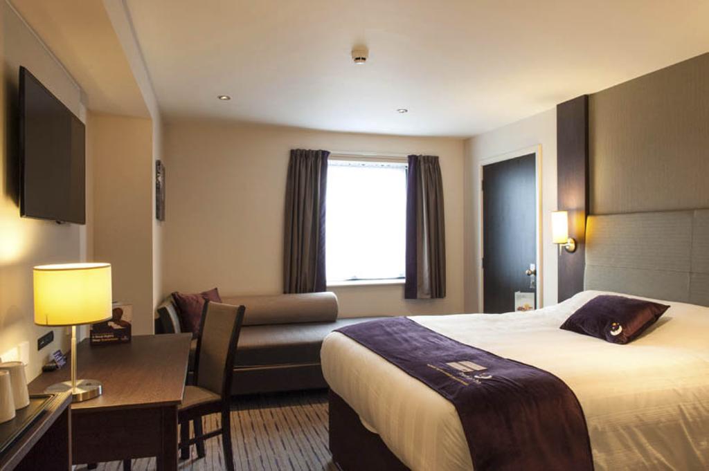 Premier Inn Uttoxeter Exteriör bild