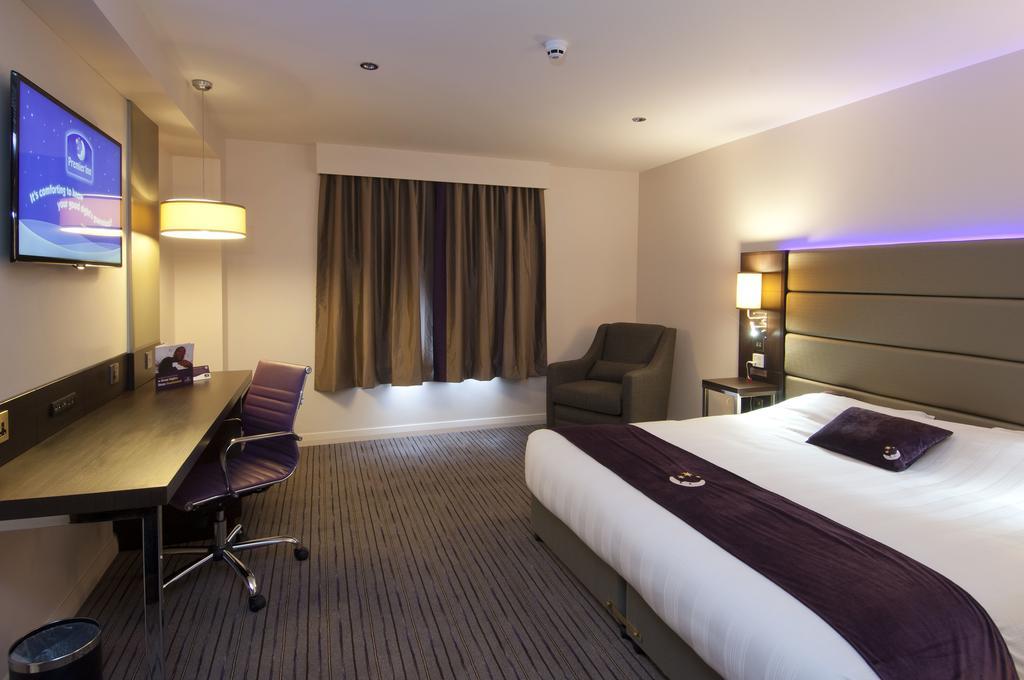 Premier Inn Uttoxeter Exteriör bild