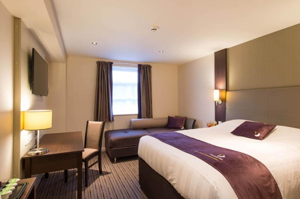 Premier Inn Uttoxeter Exteriör bild