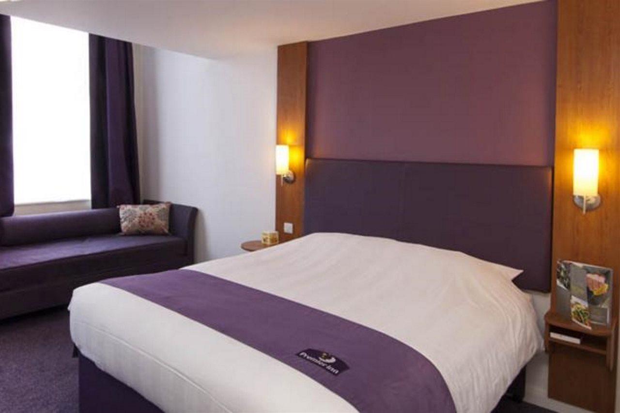 Premier Inn Uttoxeter Exteriör bild