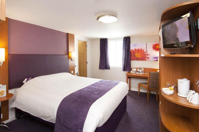 Premier Inn Uttoxeter Exteriör bild